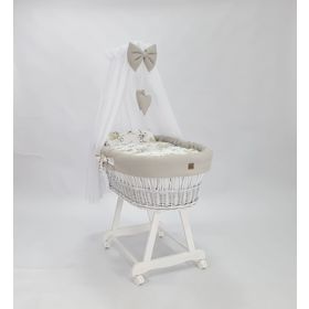 Weißes Korbbett mit Babyausstattung – Baumwollblumen, Ourbaby®