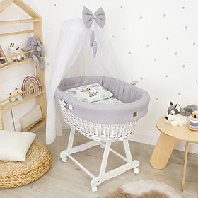 Weißes Korbbett mit Ausstattung für ein Baby – Igel, Ourbaby®